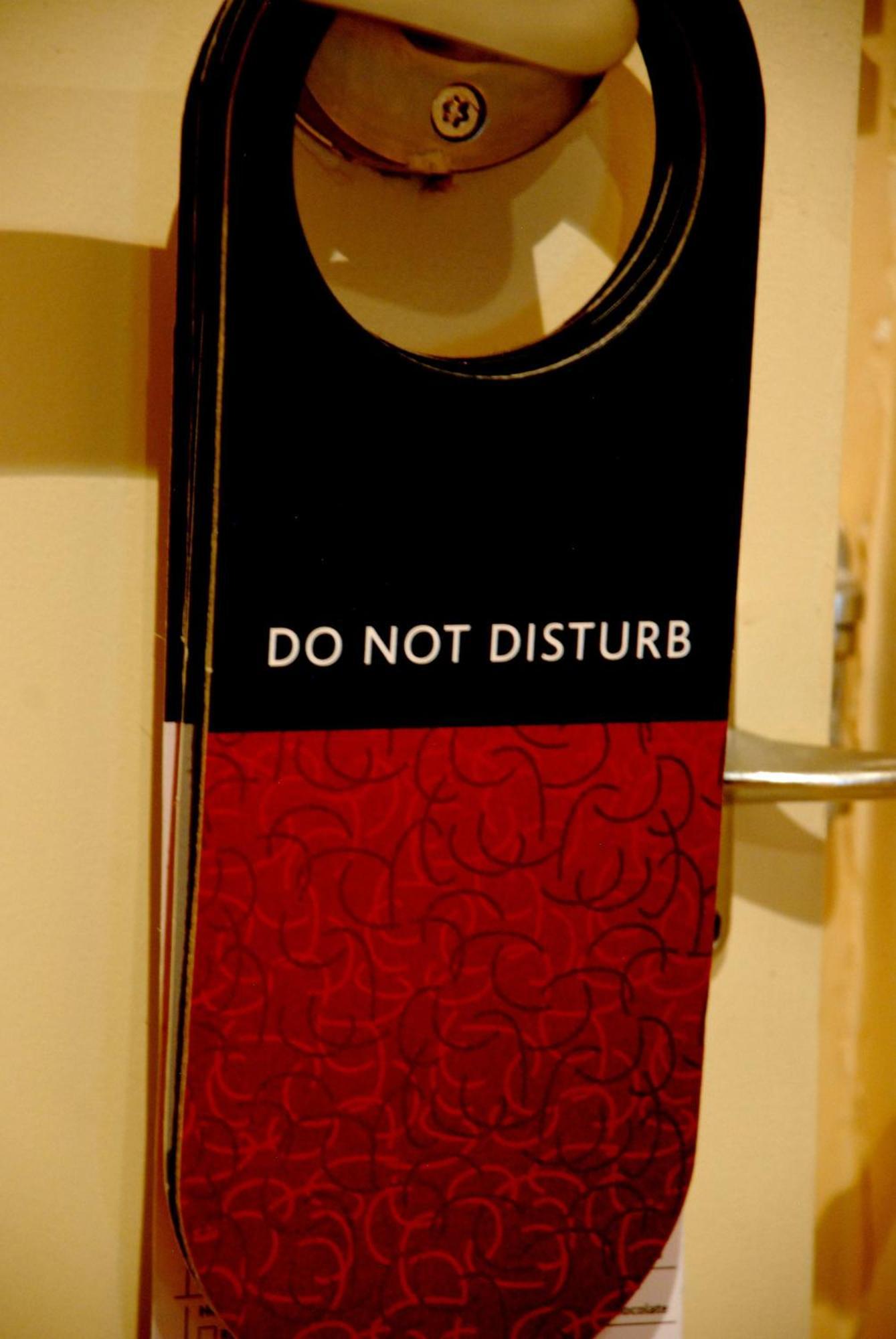 Southern Sun Or Tambo International Airport Kempton Park Eksteriør billede Do not disturb sign