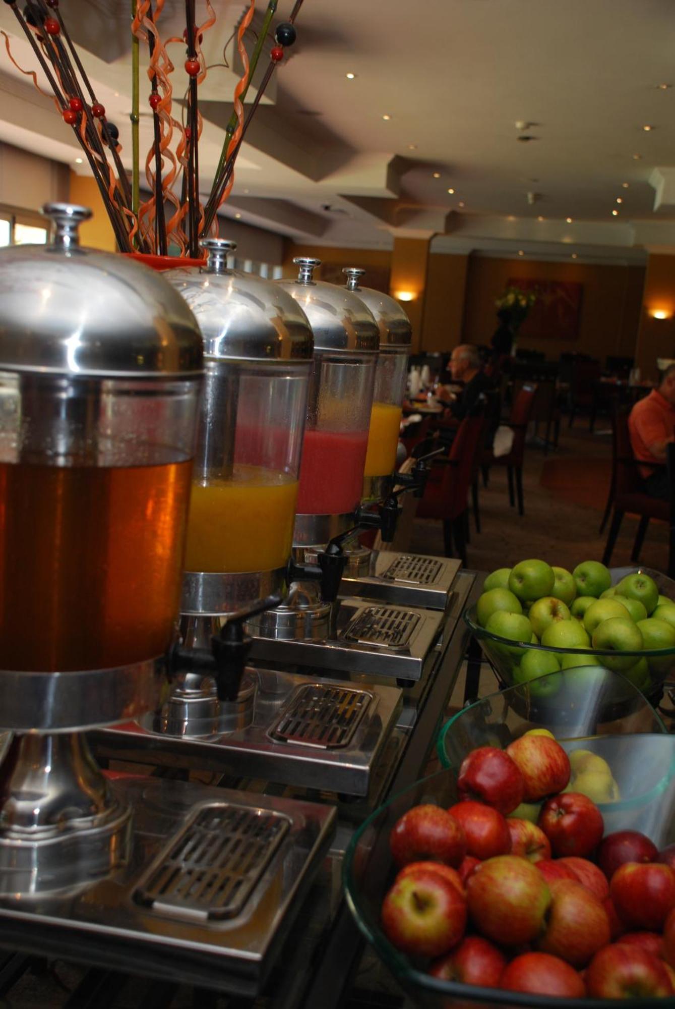 Southern Sun Or Tambo International Airport Kempton Park Eksteriør billede Breakfast buffet