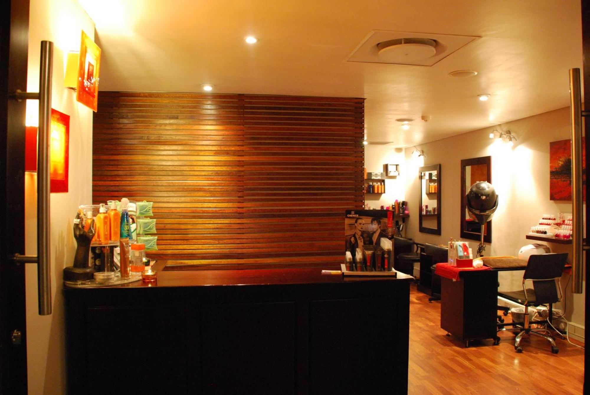Southern Sun Or Tambo International Airport Kempton Park Eksteriør billede A hairdressing salon in Johannesburg, South Africa.