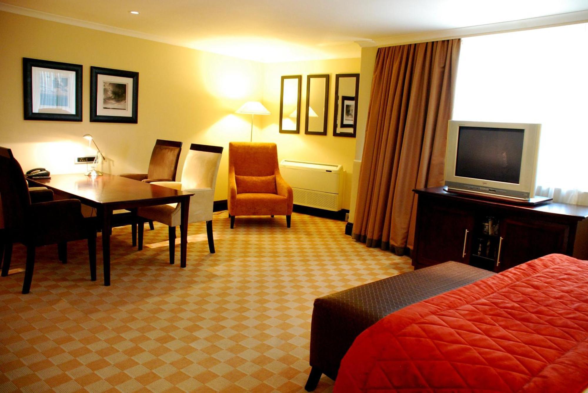 Southern Sun Or Tambo International Airport Kempton Park Eksteriør billede A room at the hotel