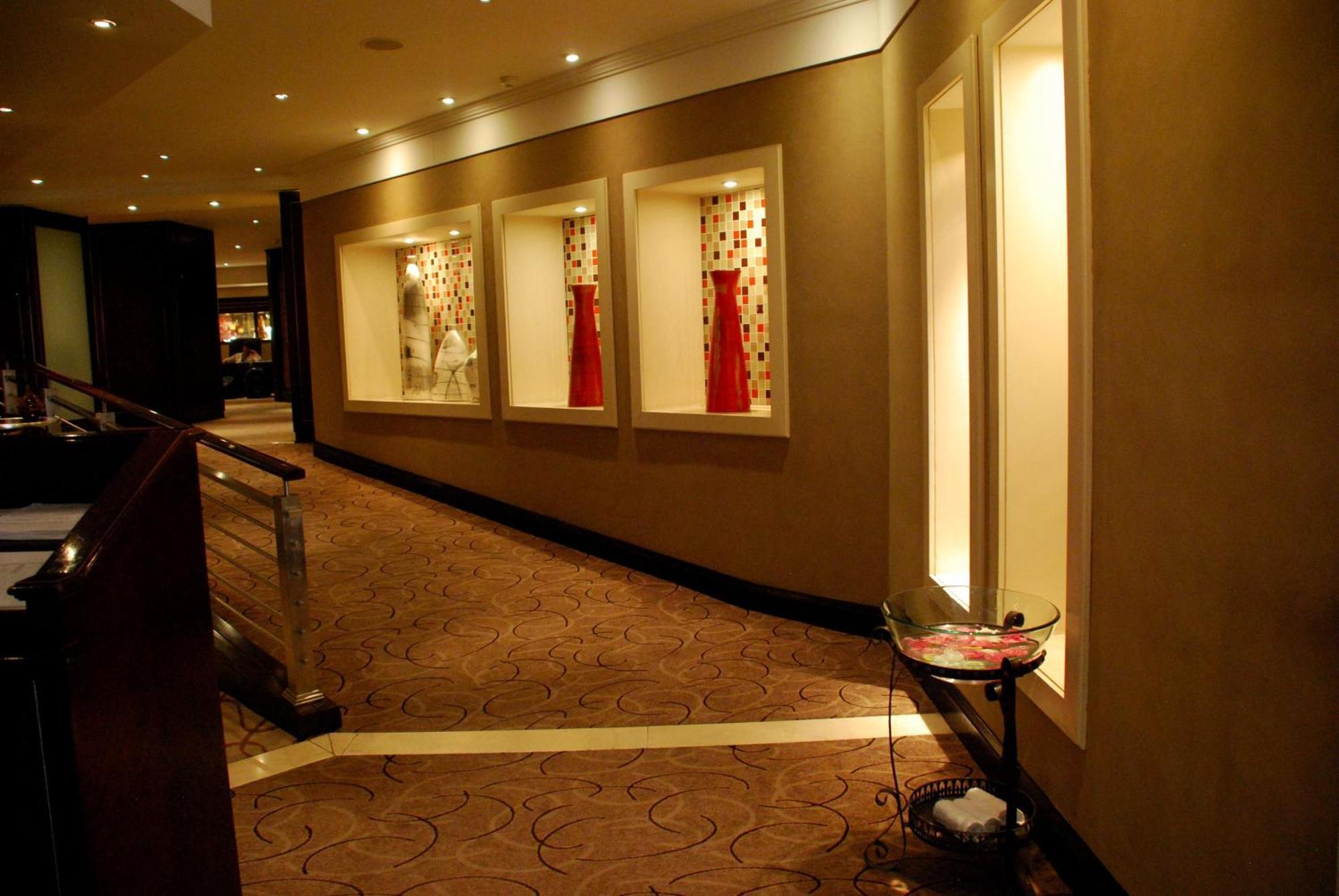 Southern Sun Or Tambo International Airport Kempton Park Eksteriør billede The interior of the hotel