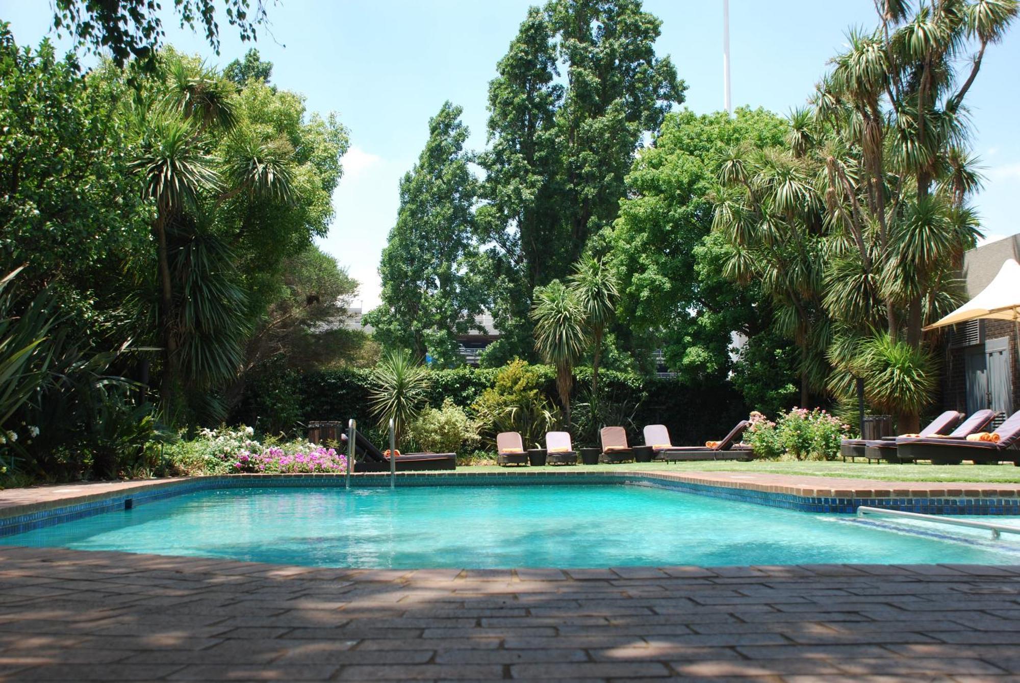 Southern Sun Or Tambo International Airport Kempton Park Eksteriør billede The swimming pool at the hotel