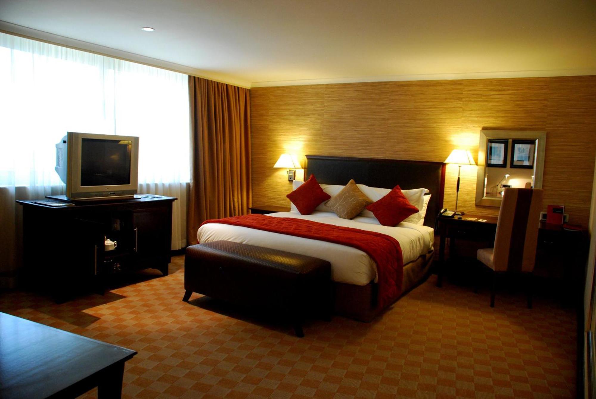 Southern Sun Or Tambo International Airport Kempton Park Eksteriør billede A bedroom in a hotel