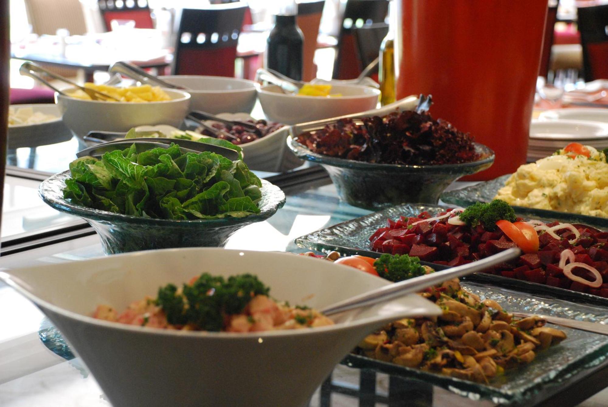 Southern Sun Or Tambo International Airport Kempton Park Eksteriør billede A buffet at a hotel