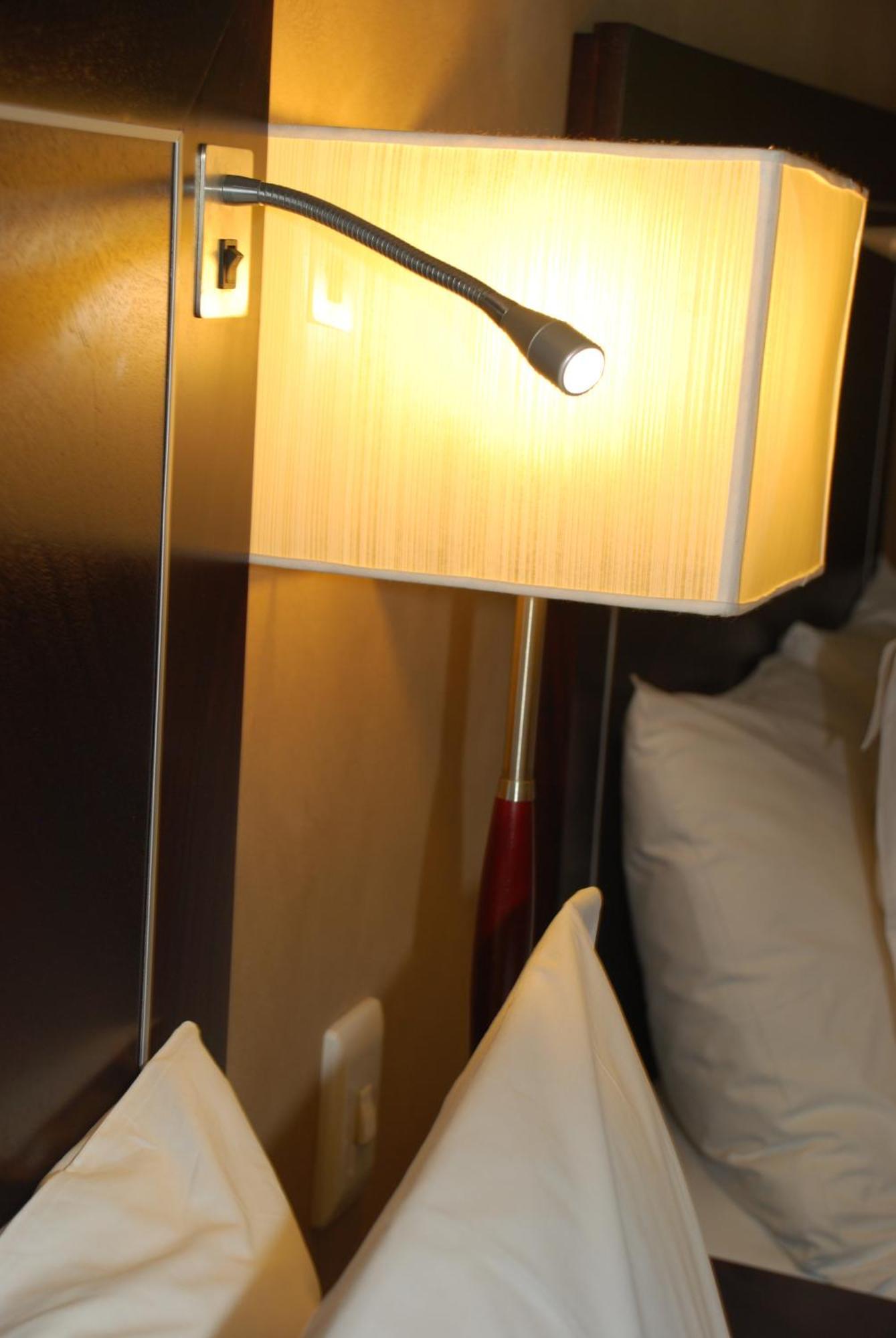 Southern Sun Or Tambo International Airport Kempton Park Eksteriør billede A reading light