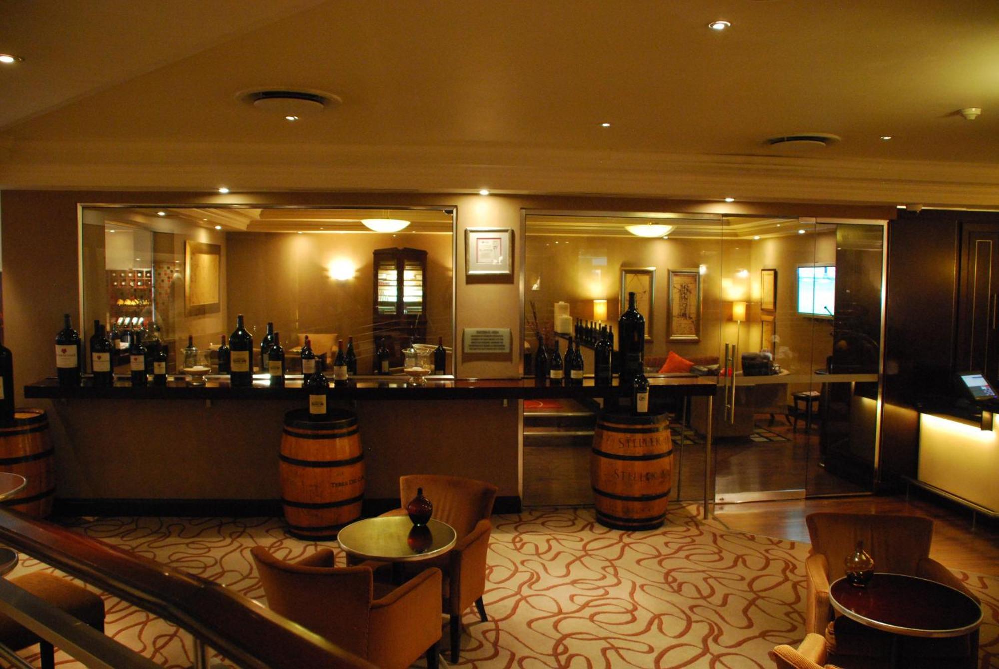 Southern Sun Or Tambo International Airport Kempton Park Eksteriør billede Wine cellar in a wine bar