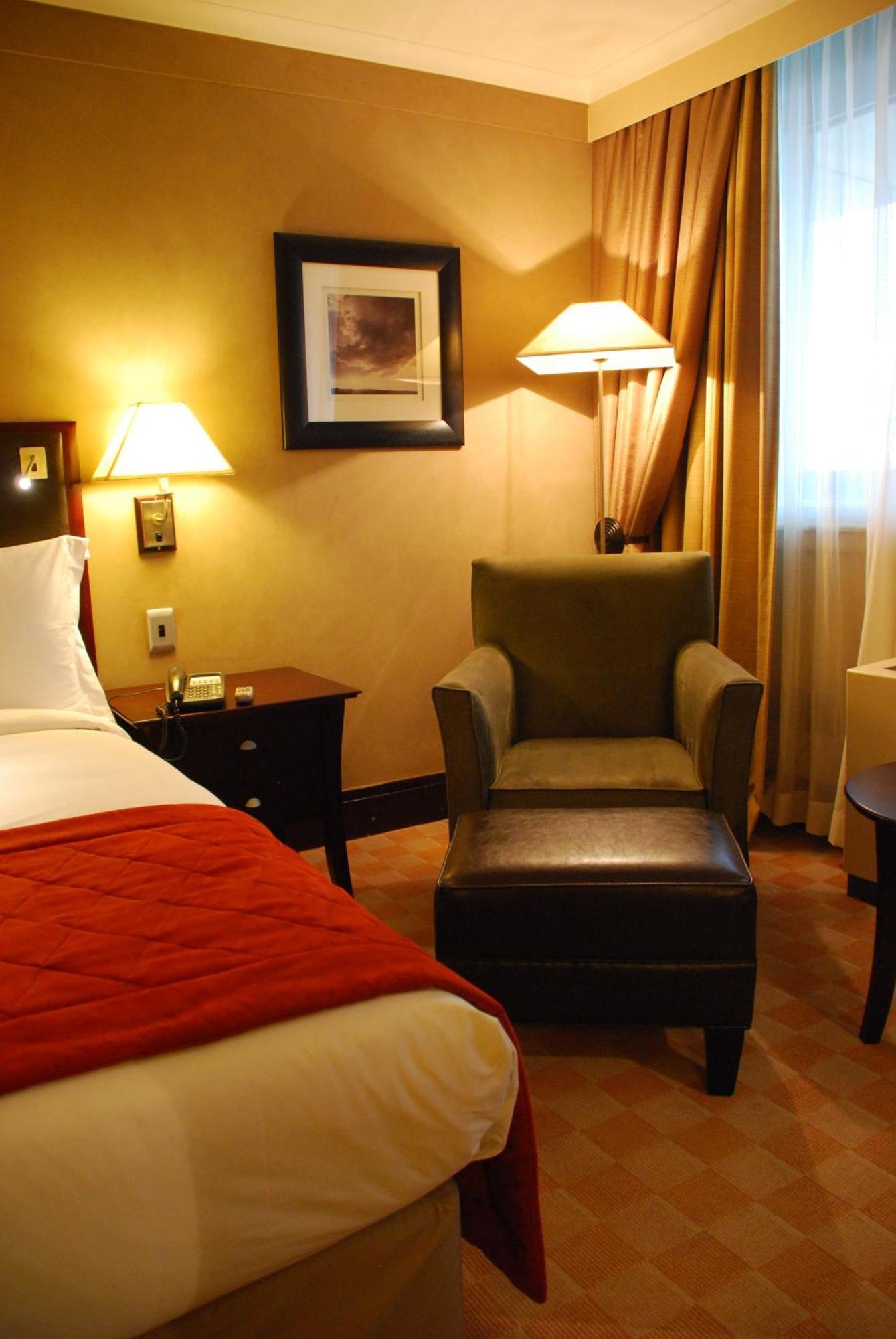 Southern Sun Or Tambo International Airport Kempton Park Eksteriør billede A room at a hotel