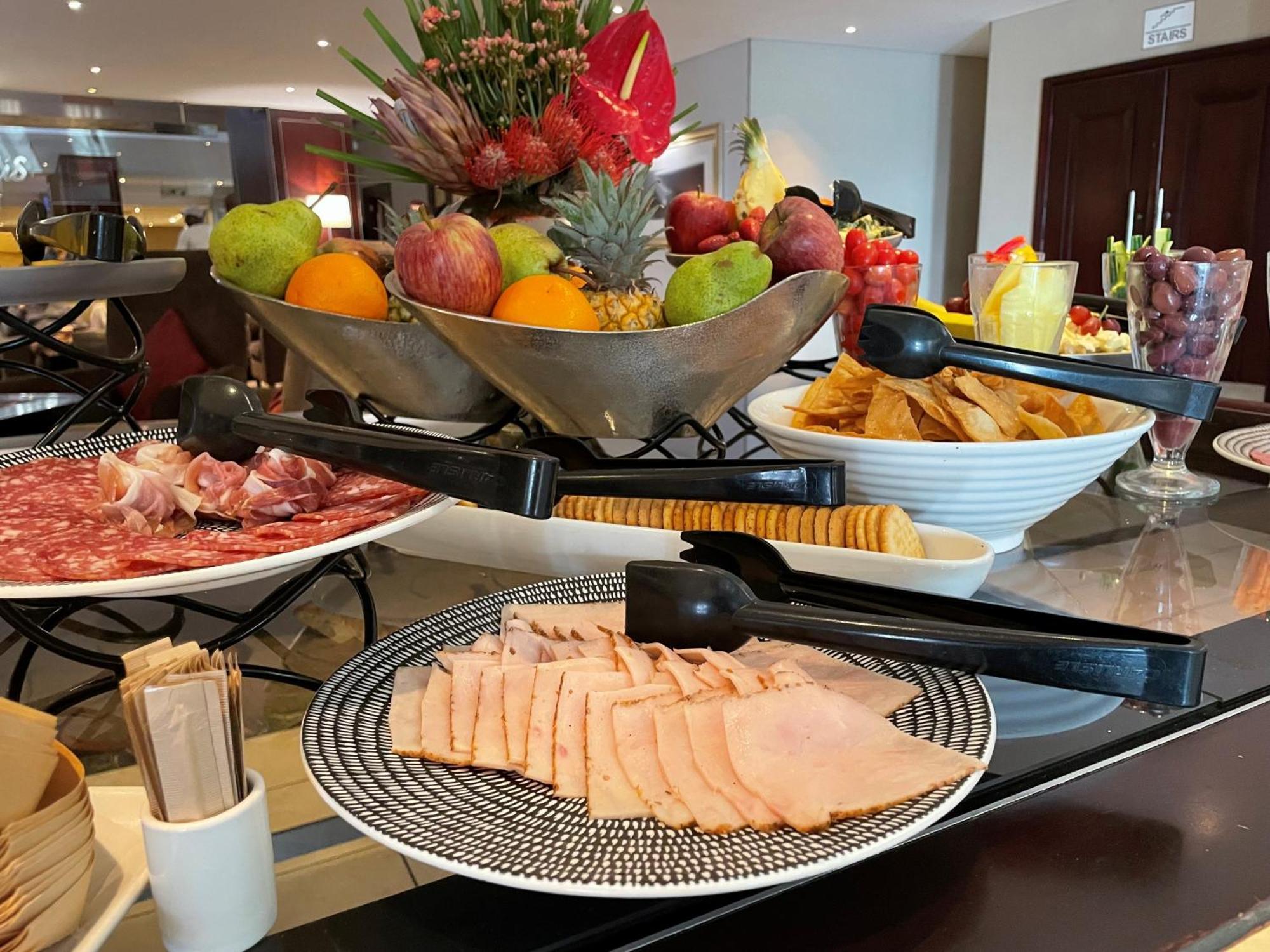 Southern Sun Or Tambo International Airport Kempton Park Eksteriør billede A buffet breakfast at a luxury hotel in Johannesburg, South Africa.